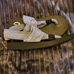 Skechers yoga foam sandal